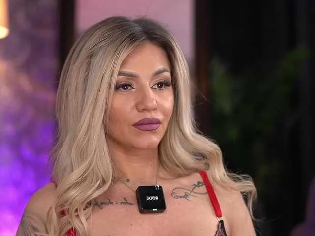 Freechat AlmaVelia on BongaCams