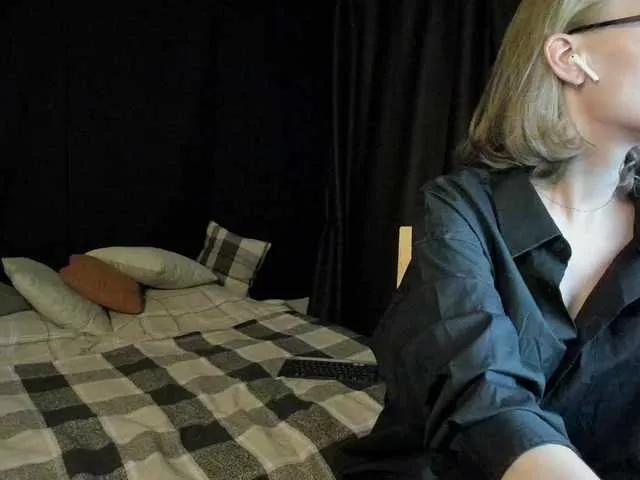 eva-adamova on BongaCams