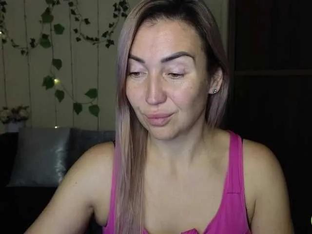 Jullyblondkiss on BongaCams