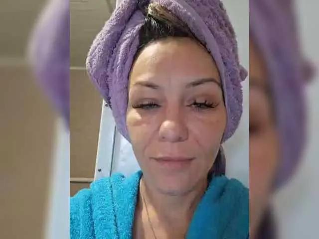 krisred on BongaCams