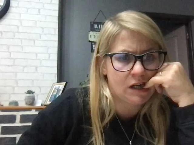 Lady-gloria6969 — Ce qui m'excite c'est de savoir l'effet que je te fais quand tu me regarde prendre du plaisir 