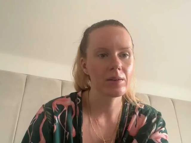 Offline REDHEADROSIE on BongaCams