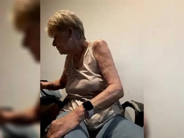 Offline Reife-dame on BongaCams