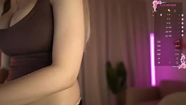 avroramey on StripChat