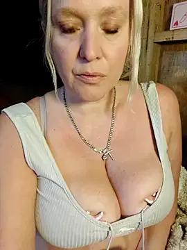 Bouncy-Bella28X on StripChat