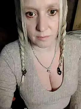 Bouncy-Bella28X on StripChat