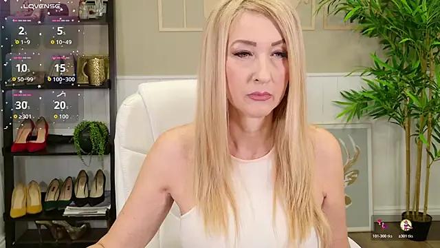 LadyLeea — Play with dildo between my boobs