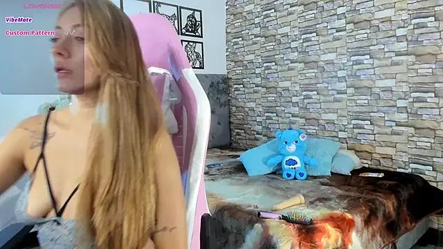 Luisa_Red on StripChat