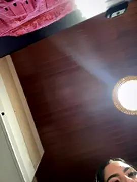 Sofia_Collins- on StripChat