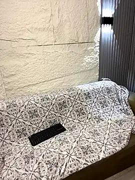 Yvonny27 on StripChat